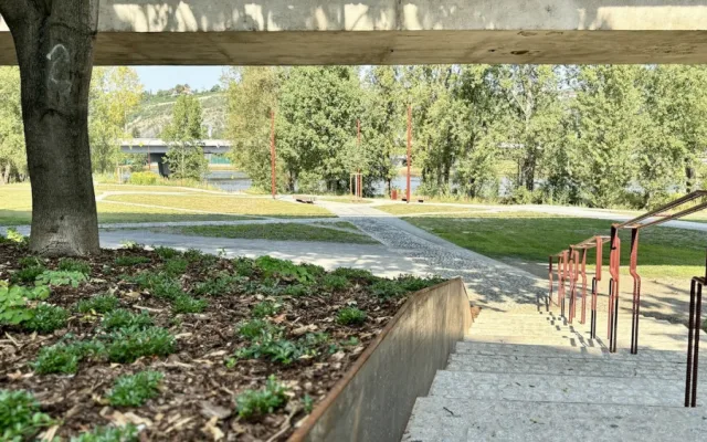 Z brownfieldu na břehu Vltavy místo pro odpočinek. Podívejte se, jak vypadala proměna Parku U Vody