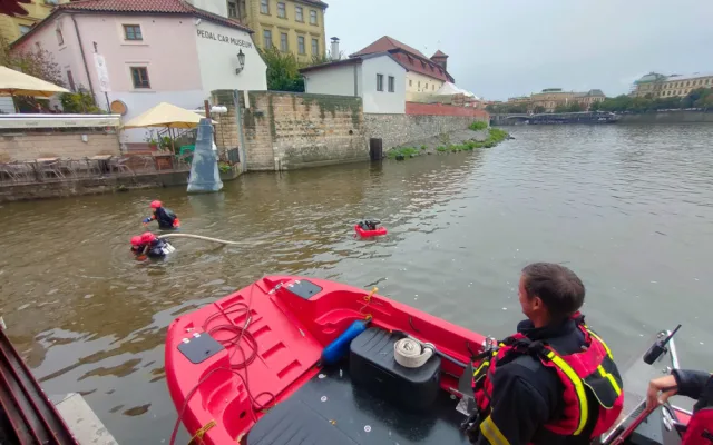 Hasiči vyčistili kolejnici vrat Čertovky.