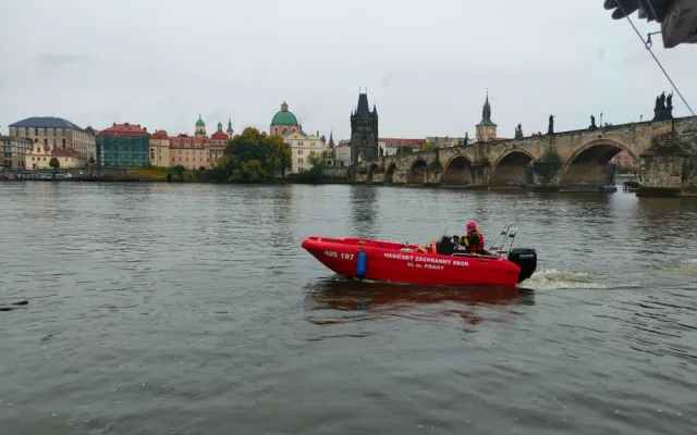 Čištění vrat Čertovky, pytlování písku, zrušené trhy. Praha pokračuje v přípravách na vydatné deště a velkou vodu