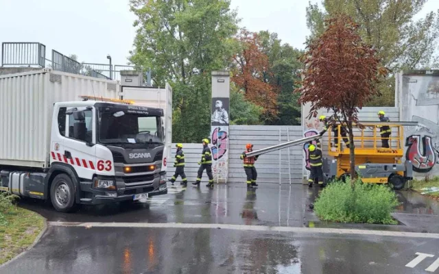 Povodí Vltavy upouští z kaskády víc vody, Praha proto postavila povodňové bariéry a zavřela náplavky