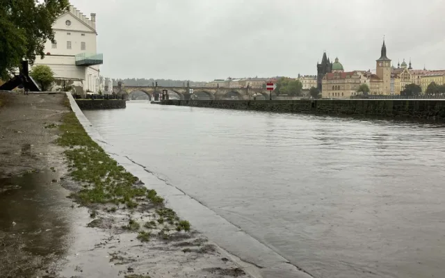 Povodí Vltavy upouští z kaskády víc vody, Praha proto postavila povodňové bariéry a zavřela náplavky