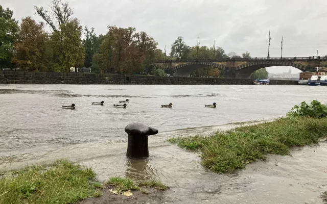 Povodí Vltavy upouští z kaskády víc vody, Praha proto postavila povodňové bariéry a zavřela náplavky
