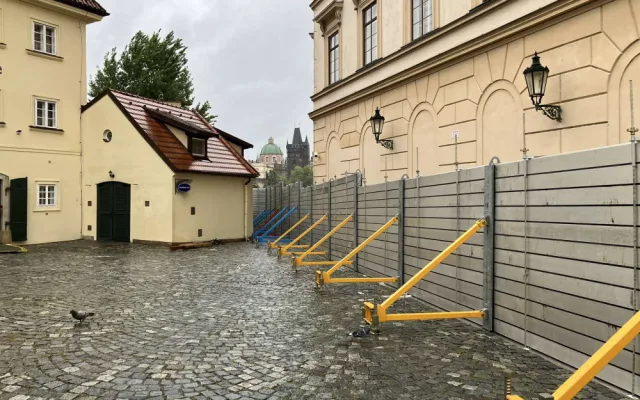 Povodí Vltavy upouští z kaskády víc vody, Praha proto postavila povodňové bariéry a zavřela náplavky