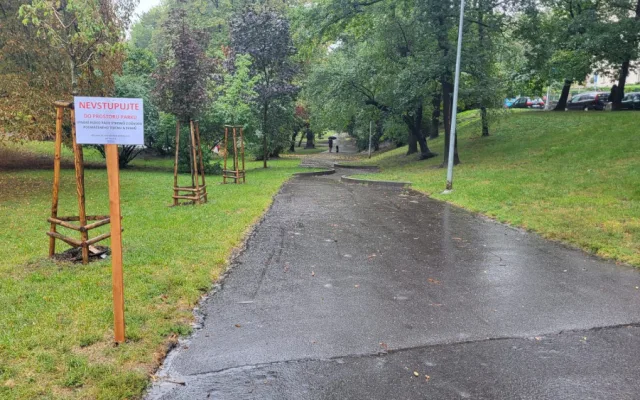 Povodí Vltavy upouští z kaskády víc vody, Praha proto postavila povodňové bariéry a zavřela náplavky