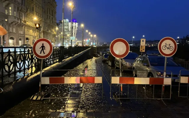 Povodí Vltavy upouští z kaskády víc vody, Praha proto postavila povodňové bariéry a zavřela náplavky