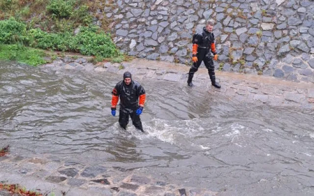 Povodí Vltavy upouští z kaskády víc vody, Praha proto postavila povodňové bariéry a zavřela náplavky