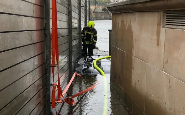 Povodí Vltavy upouští z kaskády víc vody, Praha proto postavila povodňové bariéry a zavřela náplavky