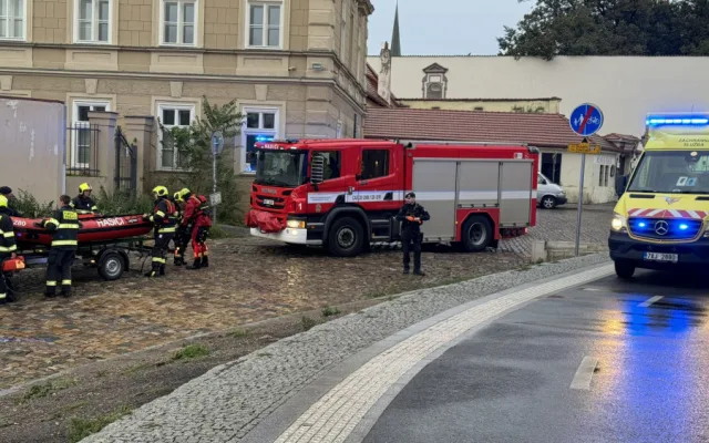 Muž si šel zaplavat do rozvodněné Vltavy, proud ho ze Smíchova odnesl až ke Karlovu mostu. Může dostat pokutu až sto tisíc