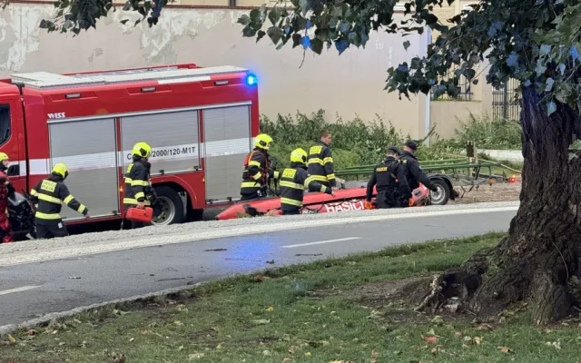 Muž si šel zaplavat do rozvodněné Vltavy, proud ho ze Smíchova odnesl až ke Karlovu mostu. Může dostat pokutu až sto tisíc