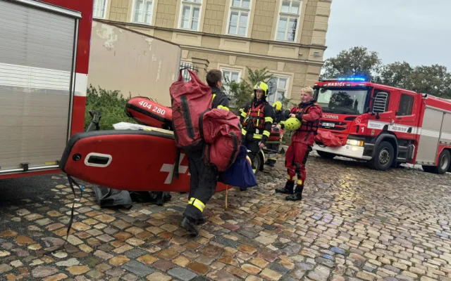 Muž si šel zaplavat do rozvodněné Vltavy, proud ho ze Smíchova odnesl až ke Karlovu mostu. Může dostat pokutu až sto tisíc