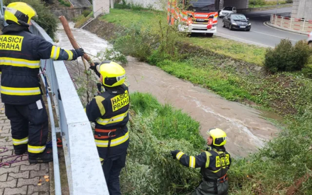 hasiči zasahující v Radotíně