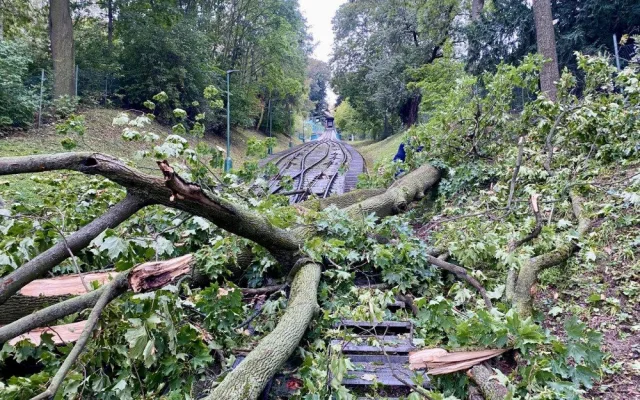 Na dráhu lanovky na Petřín spadl strom