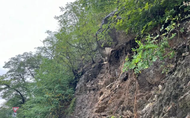 Opravy Barrandovského mostu pokračují bez omezení, zvýšená hladina Vltavy a déšť ale některé práce zkomplikovali