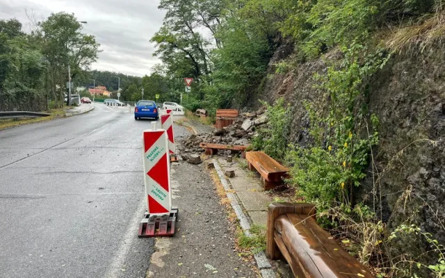 Opravy Barrandovského mostu pokračují bez omezení, zvýšená hladina Vltavy a déšť ale některé práce zkomplikovali