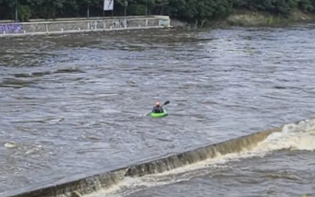 VIDEO: Vyjížďka na kajaku, surfování. Lidé si z rozvodněné Vltavy dělají sportoviště