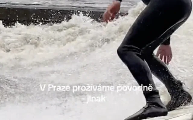 VIDEO: Vyjížďka na kajaku, surfování. Lidé si z rozvodněné Vltavy dělají sportoviště