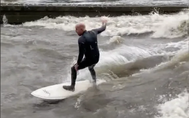 VIDEO: Vyjížďka na kajaku, surfování. Lidé si z rozvodněné Vltavy dělají sportoviště