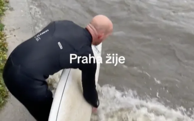 VIDEO: Vyjížďka na kajaku, surfování. Lidé si z rozvodněné Vltavy dělají sportoviště