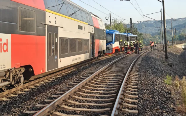 V Praze se srazily dva vlaky, záchranáři vyhlásili traumaplán