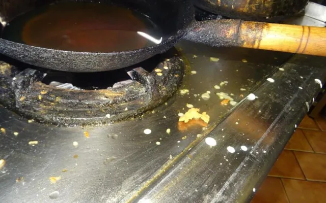 V restauraci v centru Prahy běhali švábi, neměla ani teplou vodu. Inspekce ji okamžitě zavřela