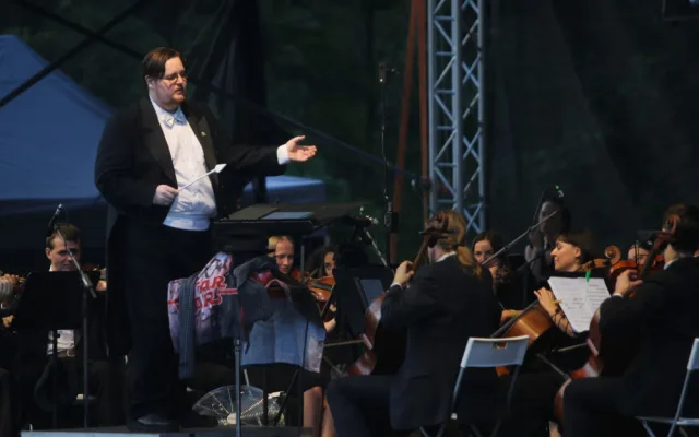 Rád se chodím historicky znemožnit, říká dirigent Jiří Korynta, diváky baví filmovými melodiemi i kostýmy
