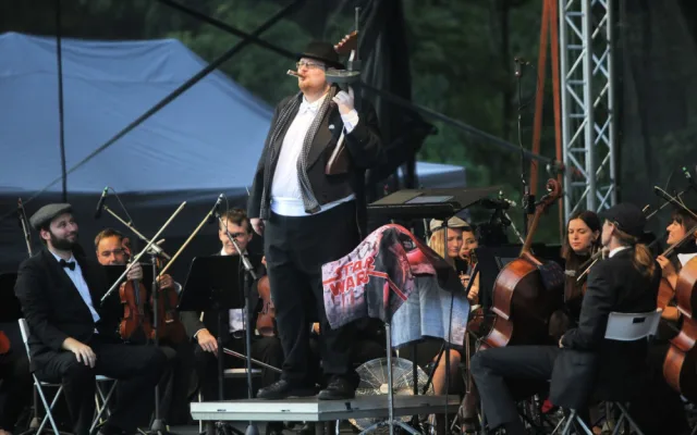 Rád se chodím historicky znemožnit, říká dirigent Jiří Korynta, diváky baví filmovými melodiemi i kostýmy