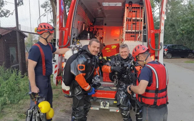 VIDEO: Do Vltavy sjela dodávka s dítětem, zachránila ho matka a kolemjdoucí