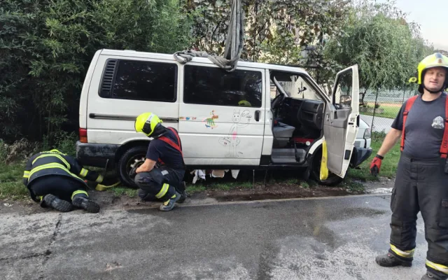 VIDEO: Do Vltavy sjela dodávka s dítětem, zachránila ho matka a kolemjdoucí