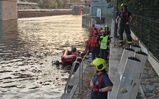 VIDEO: Do Vltavy sjela dodávka s dítětem, zachránila ho matka a kolemjdoucí