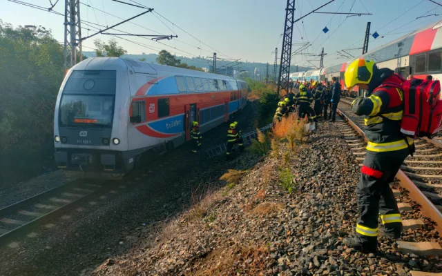 VIDEO: Jeden strojvedoucí projel zákaz, druhý měl dvě promile v těle. Podívejte se, jak vypadal zásah u srážky vlaků v Praze z pohledu policistů