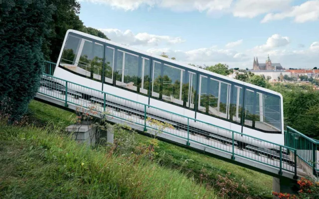 Lanovka na Petřín už letos nevyjede kvůli poničené trati. Zprovozní ji po celkové rekonstrukci, už s vozy v novém designu