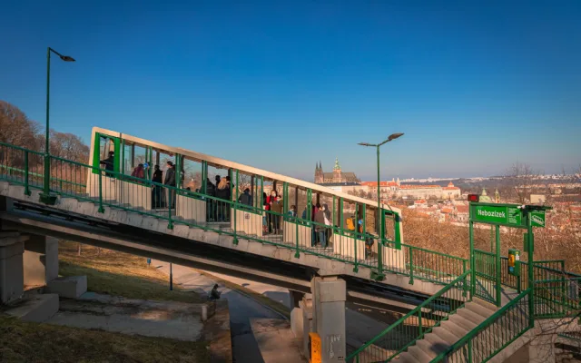 Lanovka na Petřín už letos nevyjede kvůli poničené trati. Zprovozní ji po celkové rekonstrukci, už s vozy v novém designu