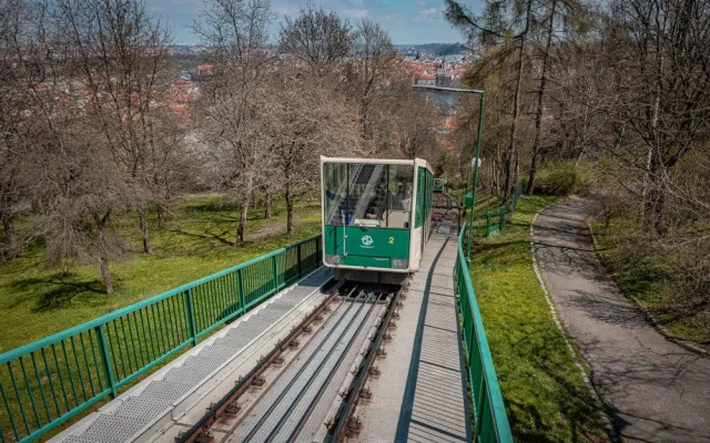 Lanovka na Petřín už letos nevyjede kvůli poničené trati. Zprovozní ji po celkové rekonstrukci, už s vozy v novém designu