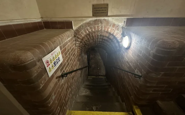 FOTOGALERIE: Pod Staroměstskou radnicí se skrývá vstup do 120 let staré stoky