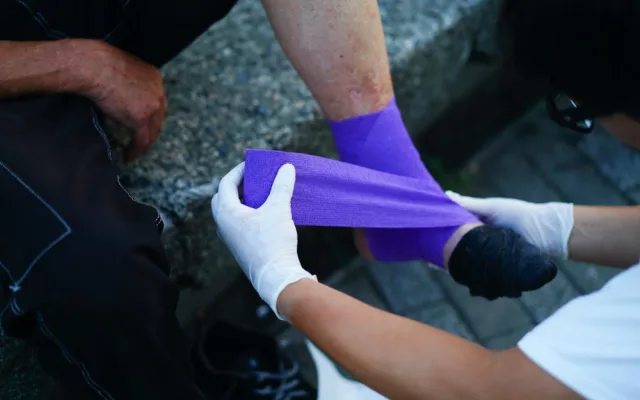 Ošetřují štípance i krvavé rány. Podívejte se, jak pomáhají studenti medicíny v terénu