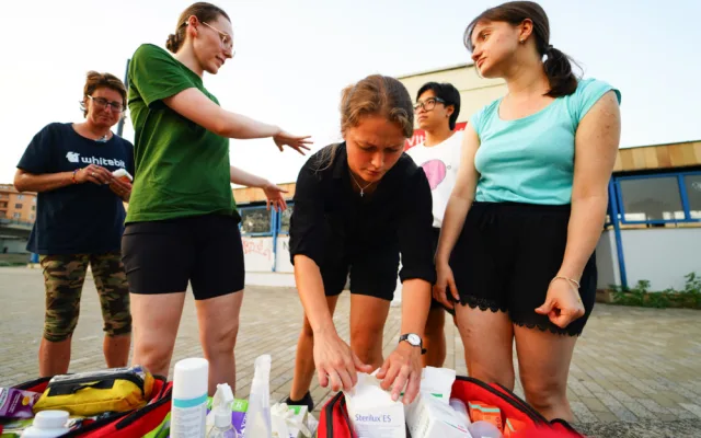 Ošetřují štípance i krvavé rány. Podívejte se, jak pomáhají studenti medicíny v terénu