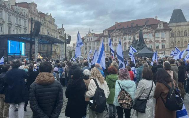 Stovky lidí si na Staroměstské náměstí připomínají výročí útoku Hamásu na Izrael. Na akci dohlíží policisté