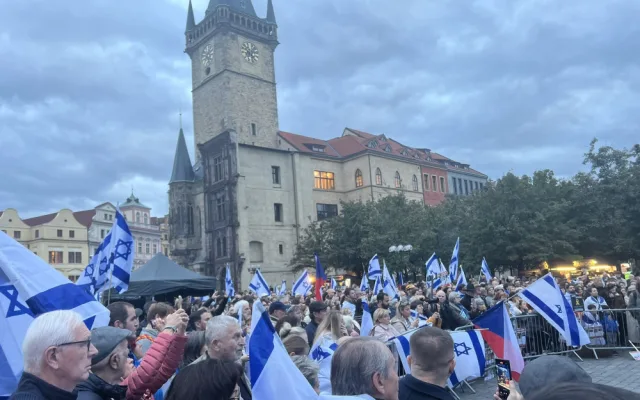 Stovky lidí si na Staroměstské náměstí připomínají výročí útoku Hamásu na Izrael. Na akci dohlíží policisté