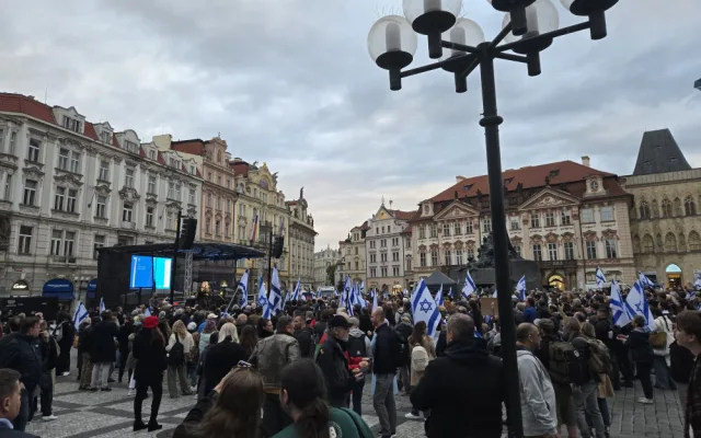 Stovky lidí si na Staroměstské náměstí připomínají výročí útoku Hamásu na Izrael. Na akci dohlíží policisté