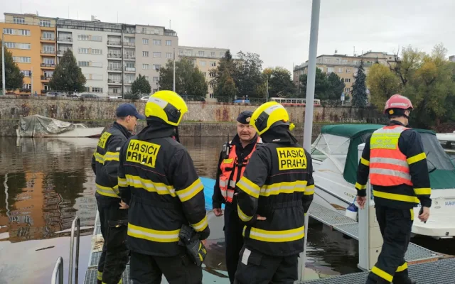 Hasiči spolu s policisty vytáhli loď potopenou v podolském přístavu