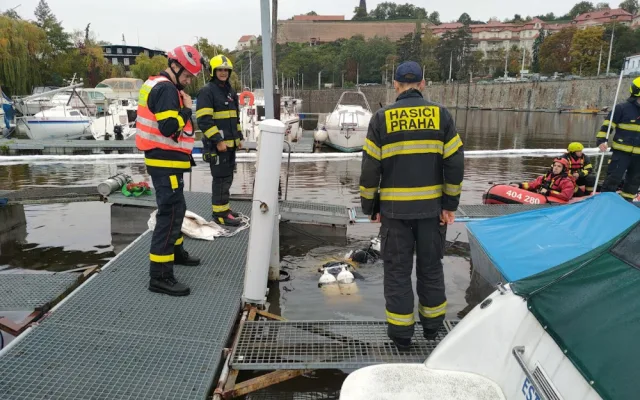 Hasiči spolu s policisty vytáhli loď potopenou v podolském přístavu