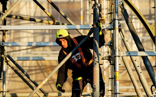 FOTOGALERIE: Hodinová věž je zpět na Průmyslovém paláci, dokončení jeho oprav se ale o rok protáhne