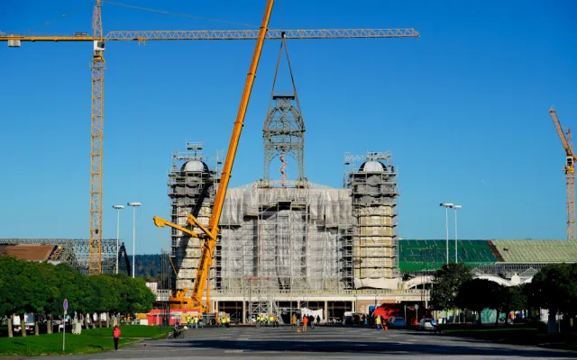 FOTOGALERIE: Hodinová věž je zpět na Průmyslovém paláci, dokončení jeho oprav se ale o rok protáhne