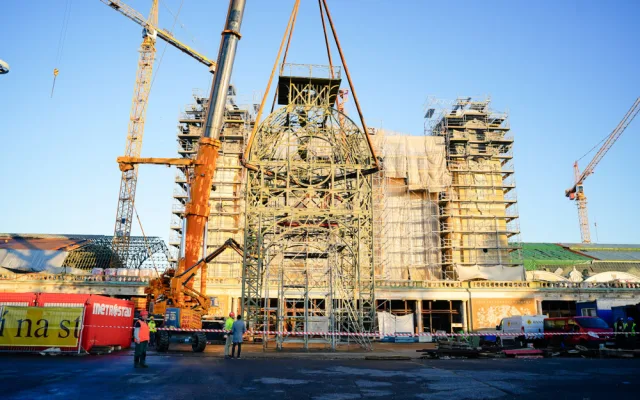 FOTOGALERIE: Hodinová věž je zpět na Průmyslovém paláci, dokončení jeho oprav se ale o rok protáhne