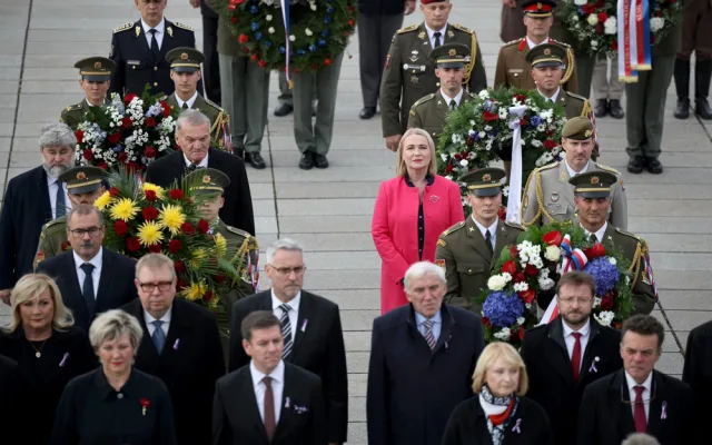 Výročí vzniku státu připomněla pieta na Vítkově, přelétly armádní letouny