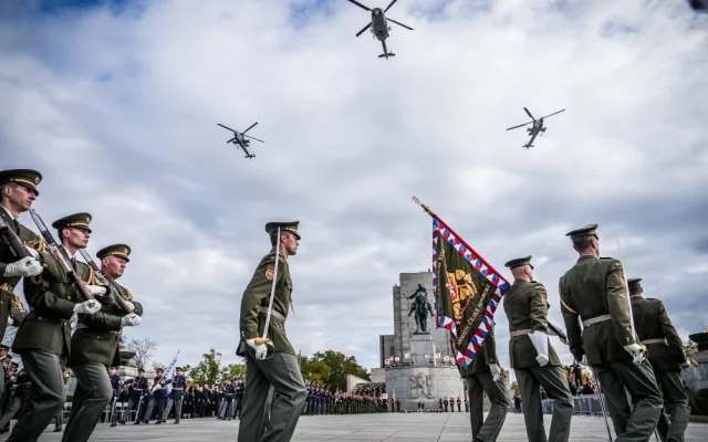 Výročí vzniku státu připomněla pieta na Vítkově, přelétly armádní letouny