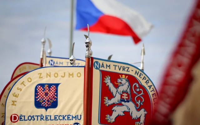 Nad Vítkovem proletěly armádní letouny, představitelé státu tam připomněli výročí založení státu