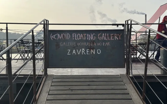 Spolek, který na náplavce provozuje plující galerii, dostal výpověď. Porušil smlouvu saunou a neohlášenými akcemi