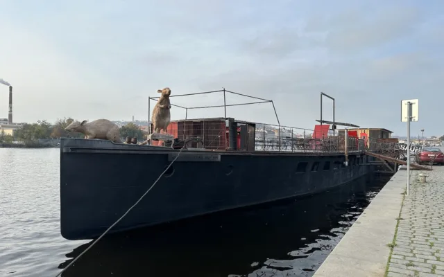 Spolek, který na náplavce provozuje plující galerii, dostal výpověď. Porušil smlouvu saunou a neohlášenými akcemi
