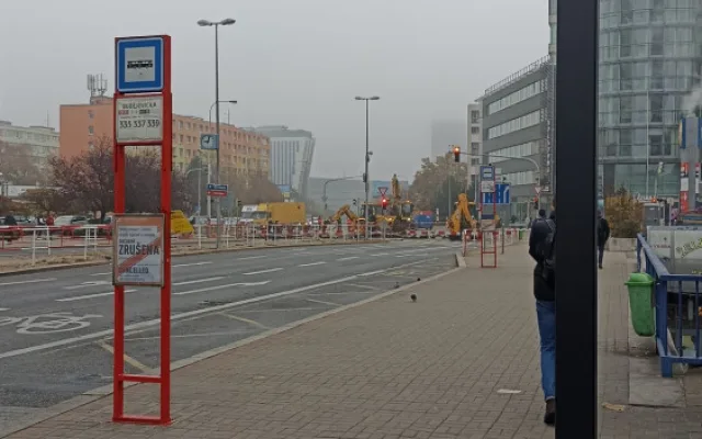 Havárie vodovodu omezila dopravu na Budějovické, autobusy jezdí odklonem